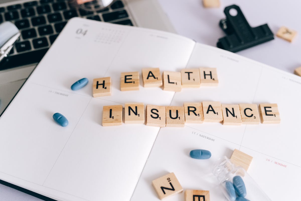 Documents d'assurance santé avec calendrier et médicaments