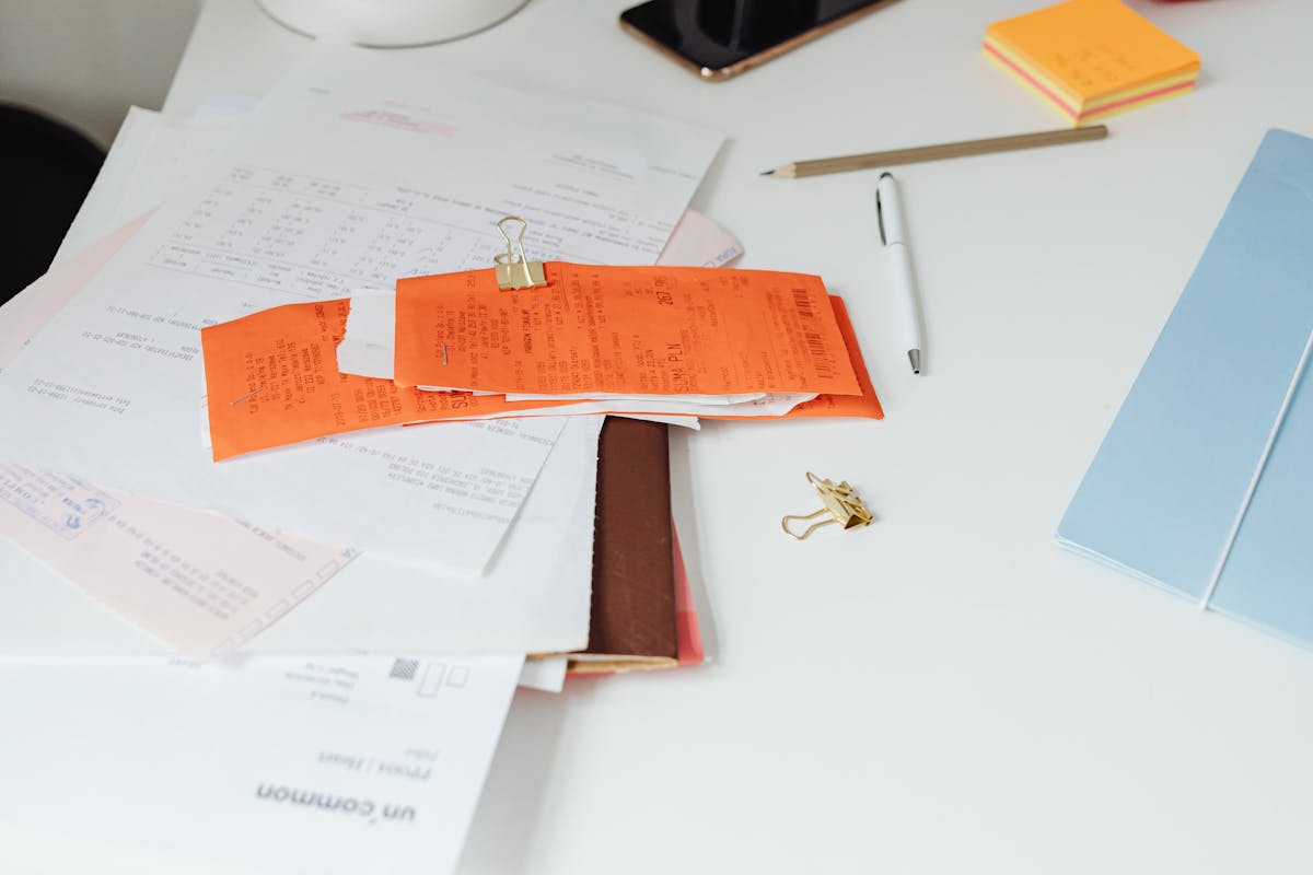 Bureau rangé avec reçus, documents et fournitures de bureau