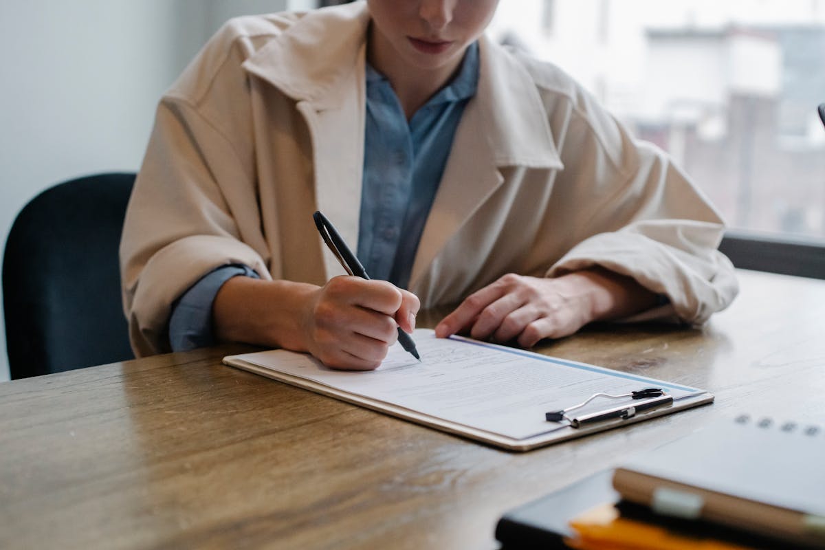 Jeune candidate remplissant un questionnaire dans un bureau