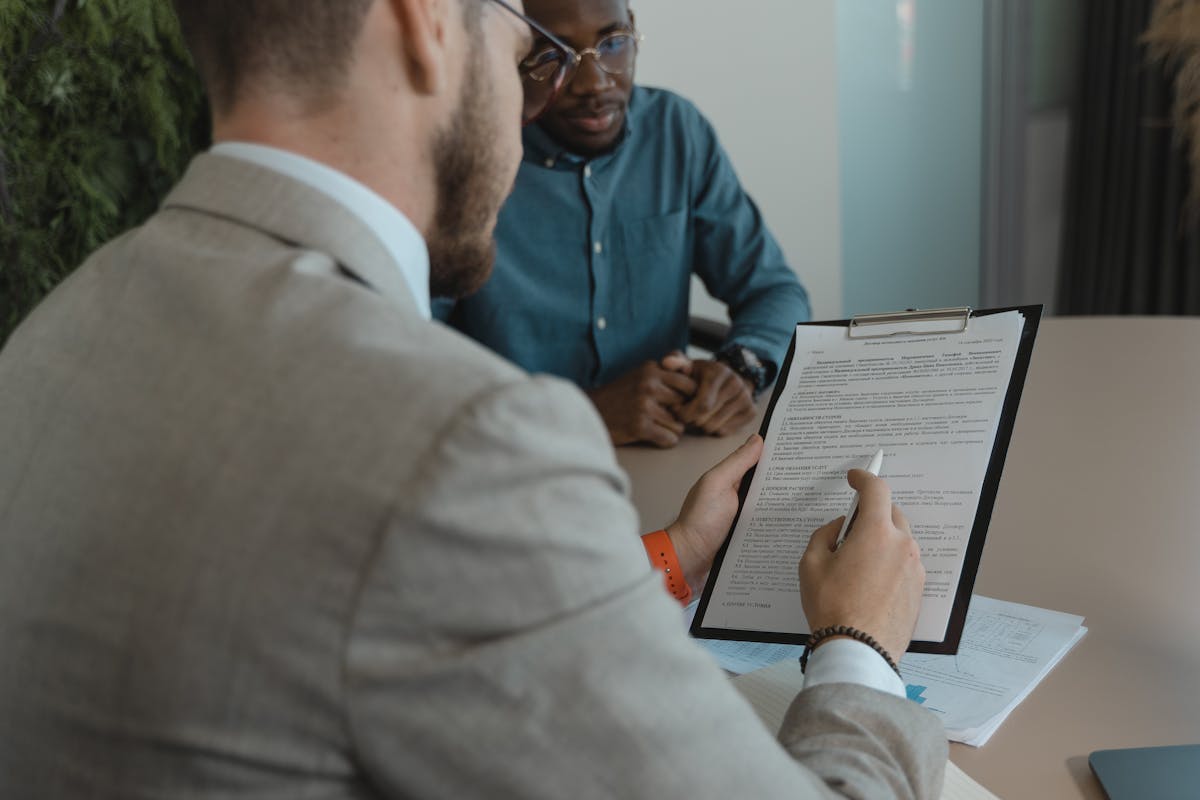Recruteur examinant les documents d'un candidat lors d'une réunion