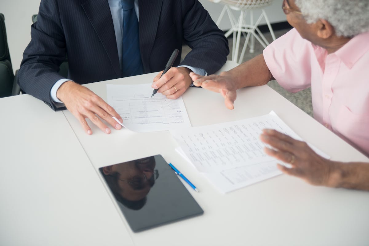 Conseiller expliquant des documents administratifs à un client au bureau